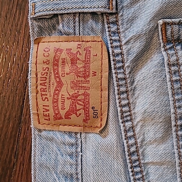 Levi's 501 Women's W32 Light Wash Button Fly Distressed Blue Jean Denim Shorts - Picture 7 of 16